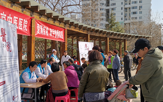 【学雷锋日】华体会注册,华体会(中国)举办“爱满京城，牵手智慧家医”志愿服务活动(图2)